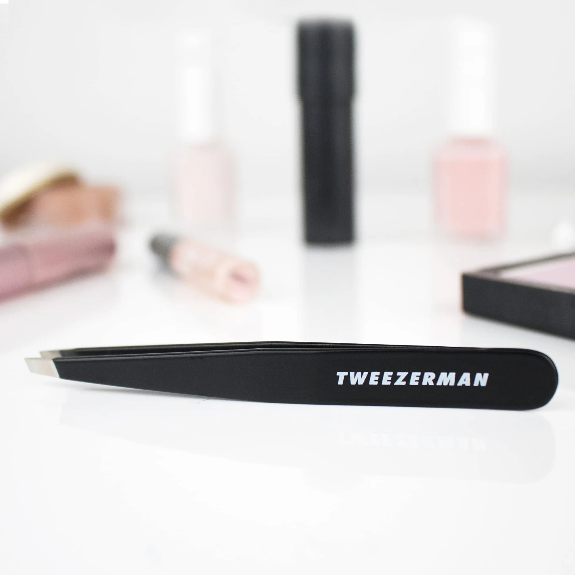 TWEEZERMAN Pinza de precisión inclinadas acero inoxidable para cejas