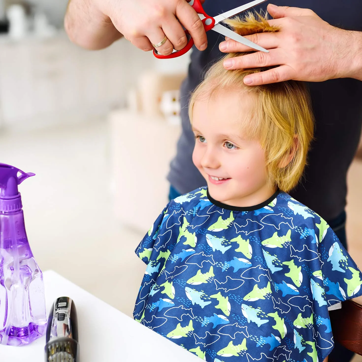 Syhood Capa Impermeable de Peluquería Infantil Cortar Cabello Delantal Barbero Patrón Delfines Cohetes